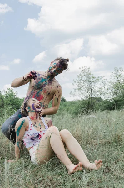 Tineri cuplu având distracție cu vopsele — Fotografie, imagine de stoc