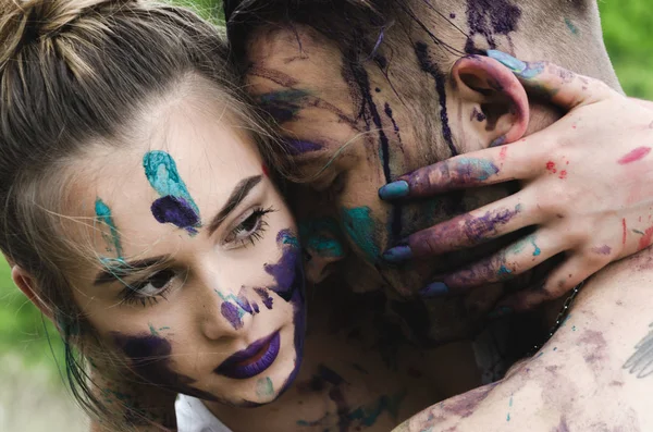 Jovem casal se divertindo com tintas — Fotografia de Stock