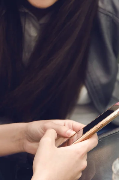 Mädchen tippt Nachricht auf Handy — Stockfoto