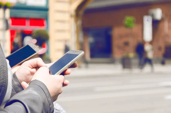 Mädchen tippt Nachricht auf Handy — Stockfoto