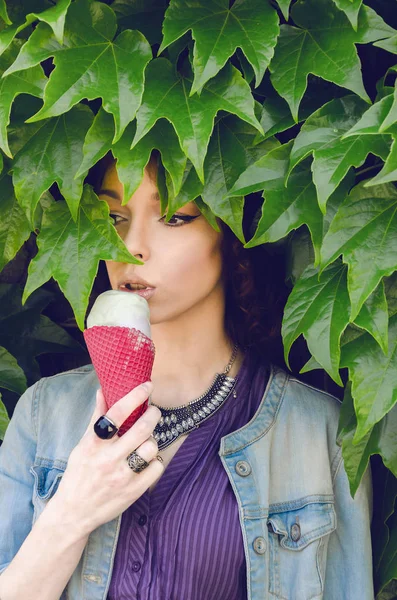 Chica comiendo helado — Foto de Stock