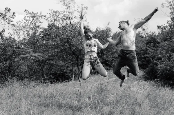 Jeune couple s'amuser avec des peintures — Photo