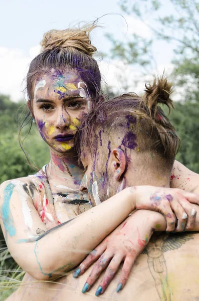 Jeune couple s'amuser avec des peintures — Photo