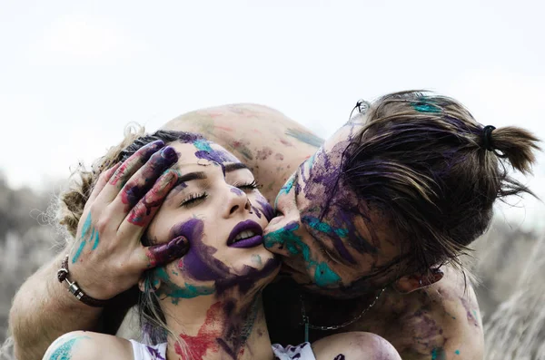 Giovane coppia divertirsi con vernici — Foto Stock