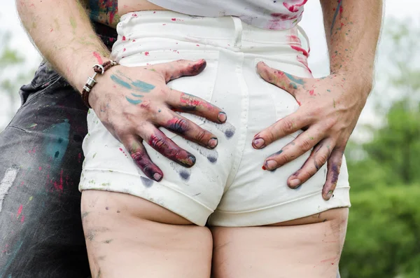 Jovem casal se divertindo com tintas — Fotografia de Stock
