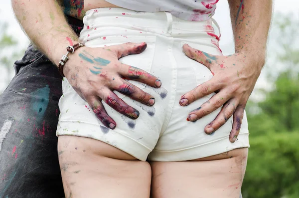 Pareja joven divirtiéndose con pinturas —  Fotos de Stock