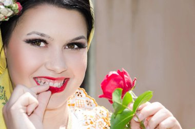  bir gül yaprağı yiyen kız