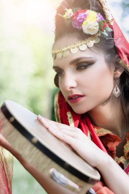 Tef ile oryantal dansçı