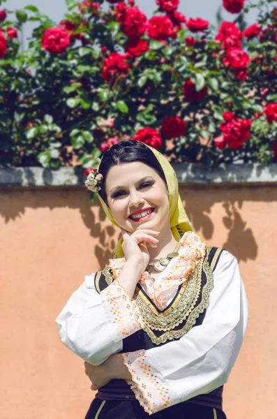 Mulher camponesa em traje nacional — Fotografia de Stock