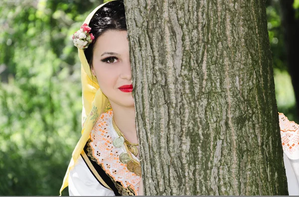 Vrouw in folk of traditionele kostuum — Stockfoto