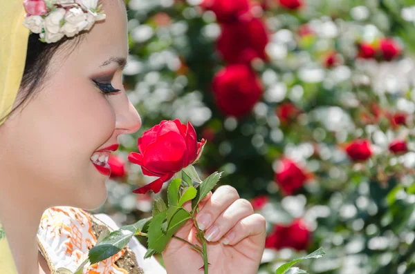 Dziewczyna zapach róży — Zdjęcie stockowe