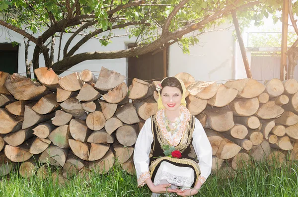 Frau in bäuerlicher Kleidung posiert — Stockfoto