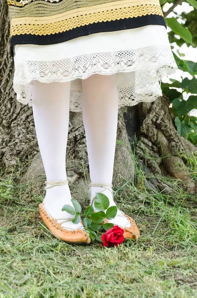 Mujer de pie en zapatos campesinos —  Fotos de Stock