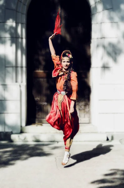 Menina em trajes tradicionais turcos joga — Fotografia de Stock