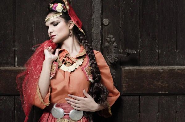 Flicka i traditionella serbiska dräkter — Stockfoto
