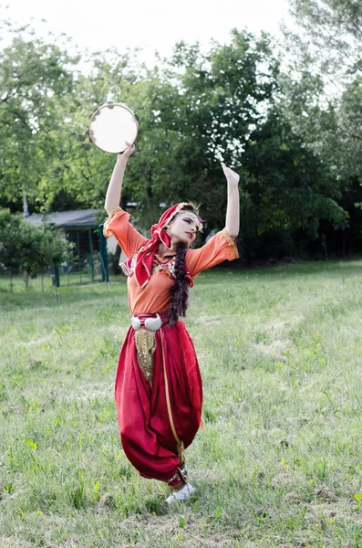 Дівчина в народних костюмах танцює — стокове фото