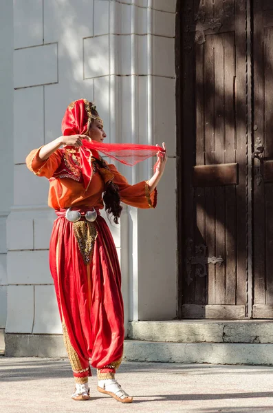 Menina em turco traje dança — Fotografia de Stock