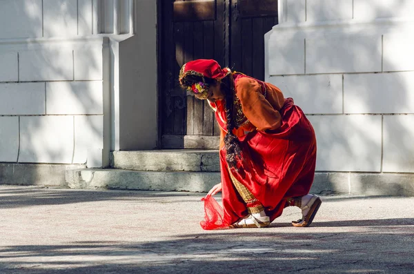 Fată în costum turcesc dans — Fotografie, imagine de stoc