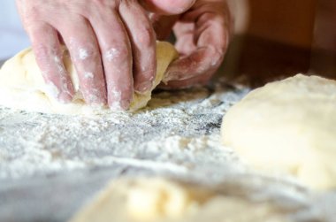 yaşlı kadının el aylık hamur