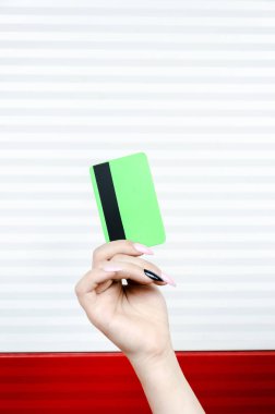 Bir kredi kartı tutuyor.