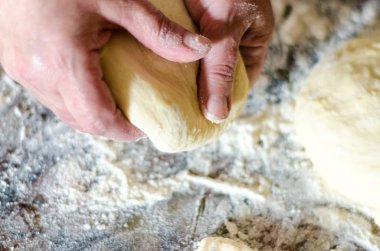 yaşlı kadının el aylık hamur