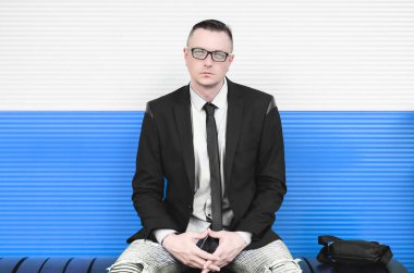 adam bir bankta oturan gözlük ile 