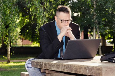 işadamı ile bir dizüstü bilgisayar çalışma 