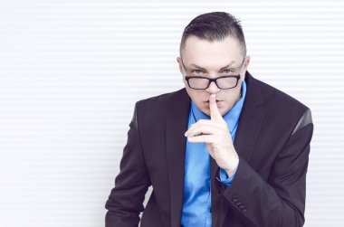 erkek işadamı durum sesini kapatır.