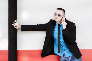 Telefon kullanan bir iş adamı 