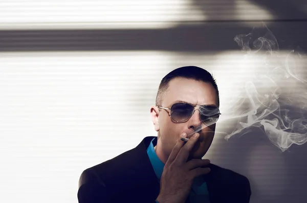 Επιχειρηματίας καπνίζει τσιγάρο. — Φωτογραφία Αρχείου