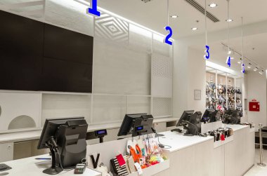 Otomatik kasa yazıcılar ve monitörler ile karşı 