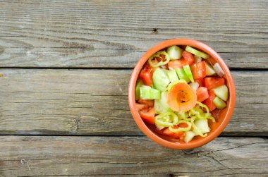 Bahar salatası ve vitamin karışımı