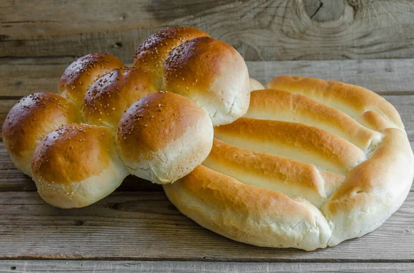 Brood in de vorm van bakstenen en bloem — Stockfoto