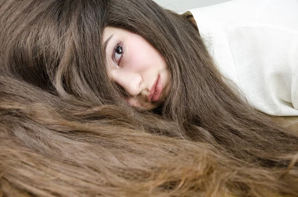 Πορτρέτο του κοριτσιού με μακριά μαλλιά — Φωτογραφία Αρχείου