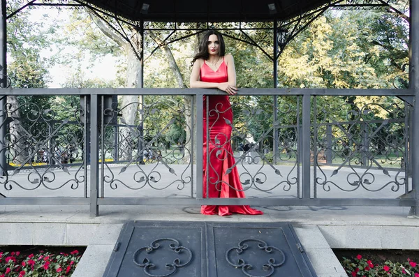 Красива жінка в червоній сукні — стокове фото