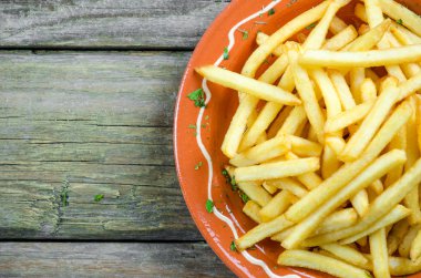 Patates kızartması bir kil doğru 