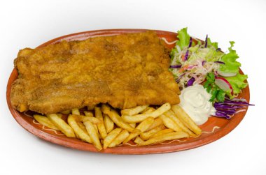 büyük kızarmış biftek salatası ve patates kızartması ile 