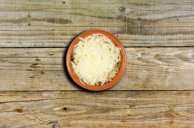 Dekoratif bir kabın içinde rendelenmiş peynir 