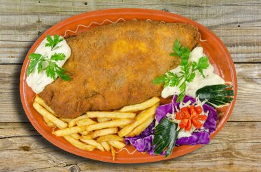 bir plaka üzerinde ekmekli domuz eti 