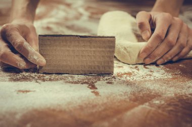 Kadınların elleri boş kağıt veya metin için kart tutan 