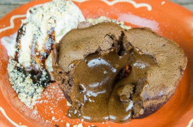 Dondurma ile çikolatalı kek