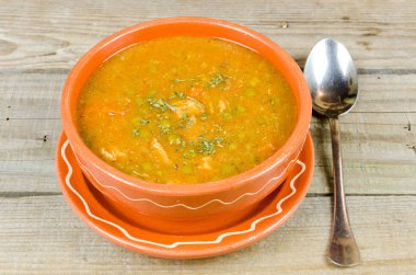 bir kil tabak içinde pişmiş bezelye