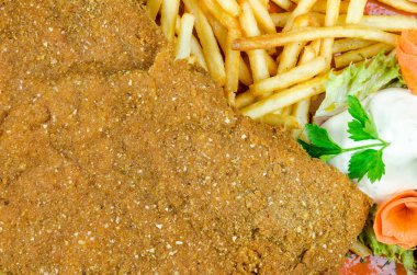 Patates kızartması ile büyük Wiener Schnitzel