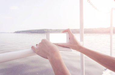 Kadının elinde cep telefonu