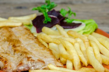 Domuz kızartması ile kil tabakta