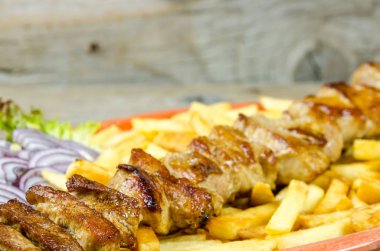 Şiş patates ve soğan ile 