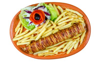 Patates kızartması bir plaka üzerinde rulo tavuk 