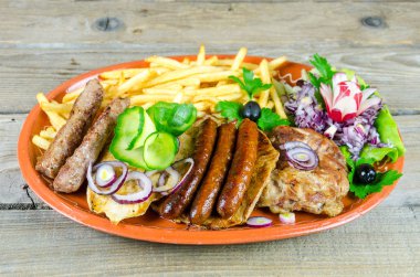 Taze sebze ile karışık ızgara et 