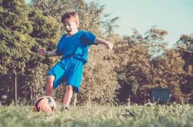 küçük çocuk futbolcu