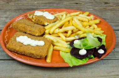 Patates kızartması, ekmekli et ve sebze